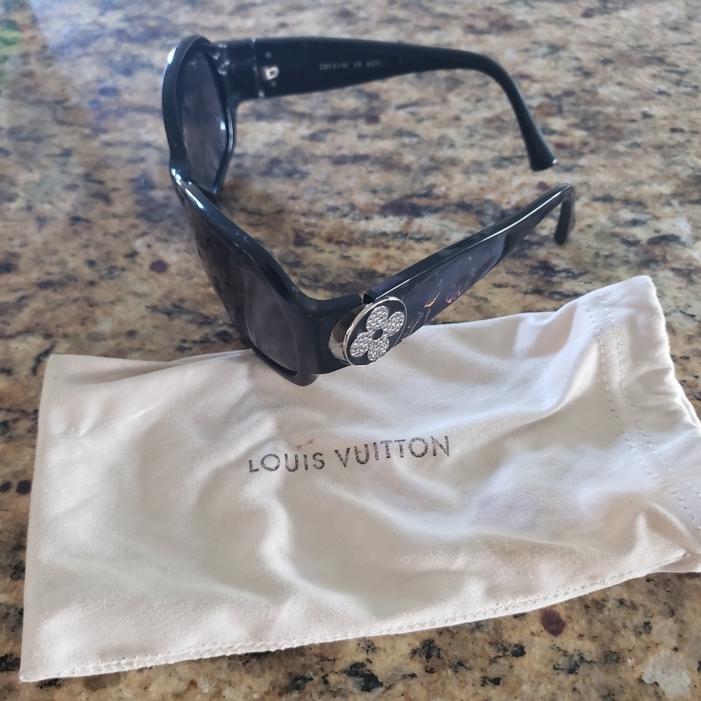 Sunglasses - Picture 3 of 5